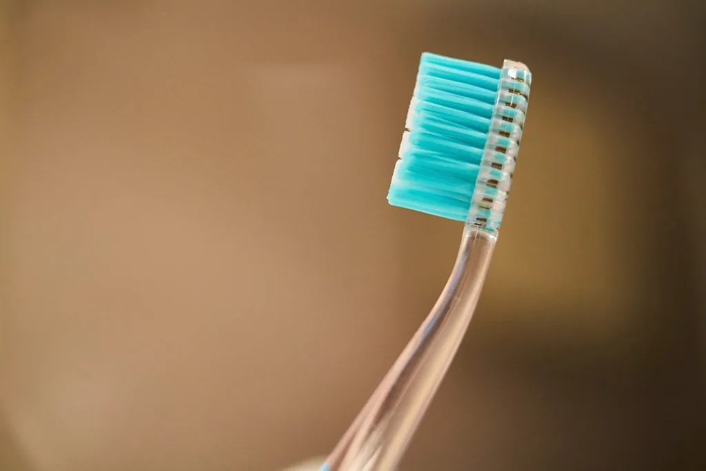 Cepillo de dientes con cerdas verde azulado