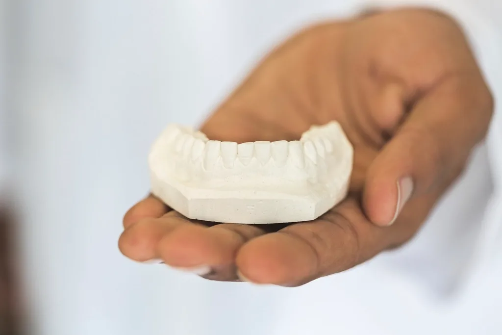 Modelo dental en la mano de un odontólogo