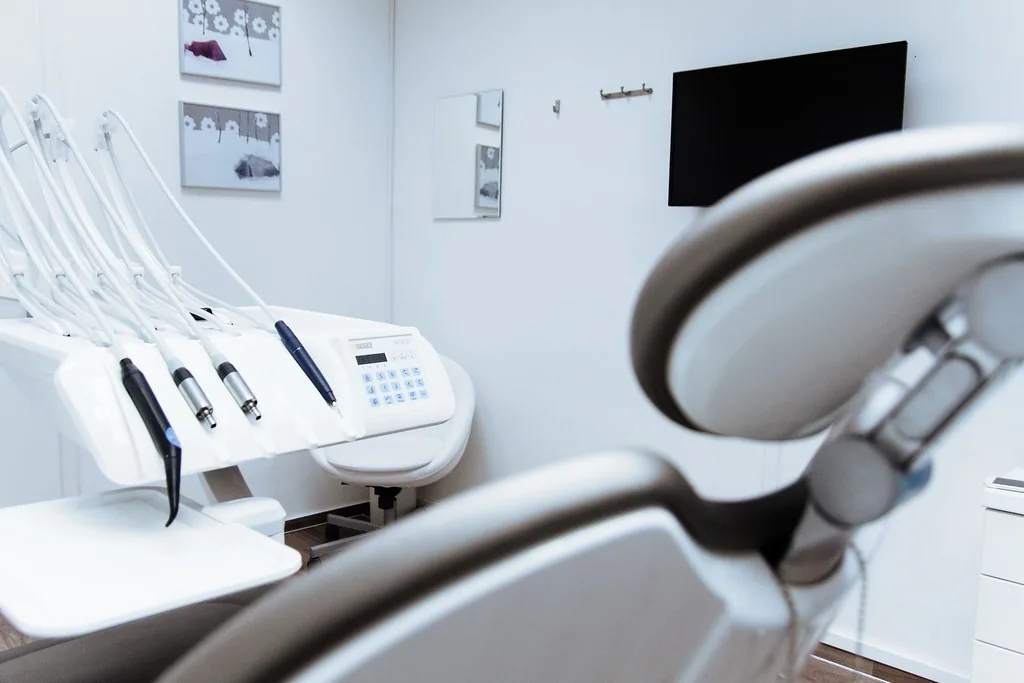 Sala de tratamiento blanca con instrumental dental
