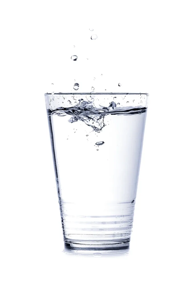 Vaso de agua sobre fondo blanco