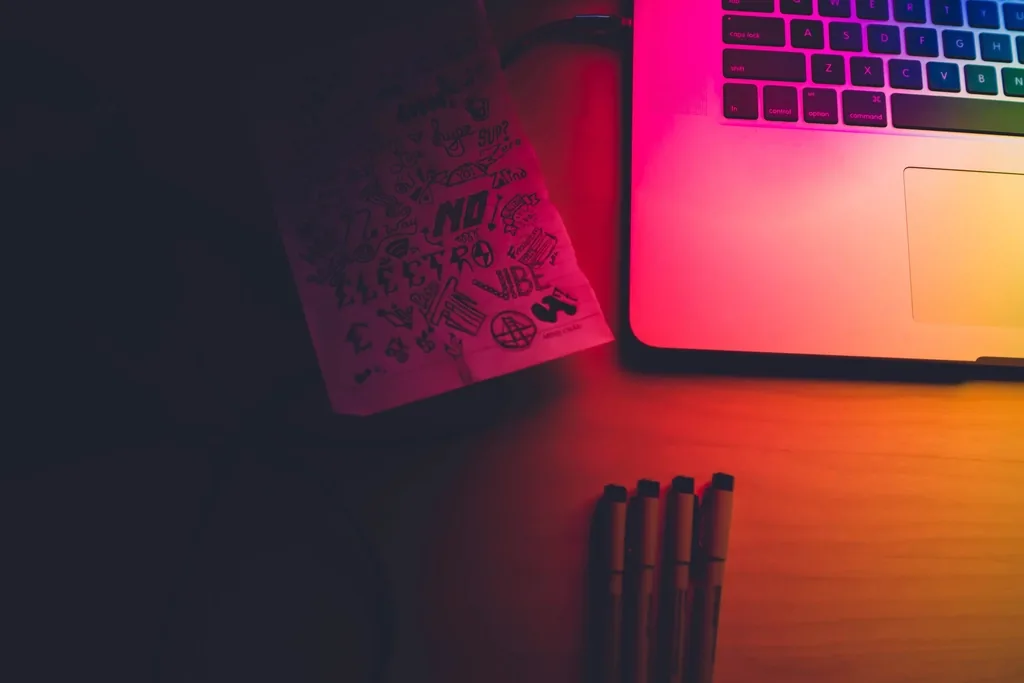 Espacio de trabajo con laptop sobre superficie oscura