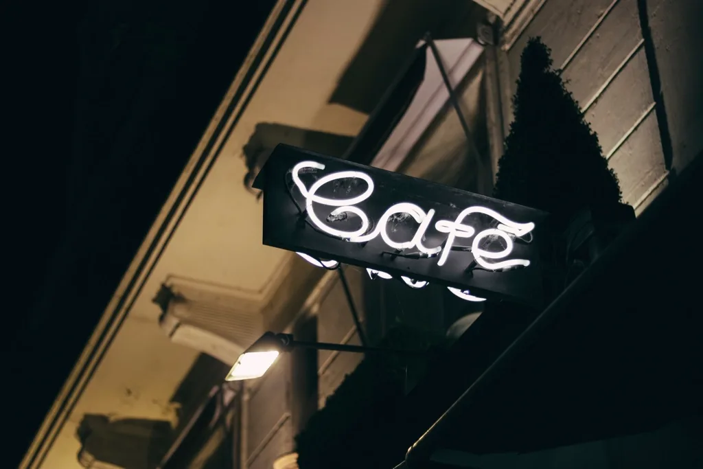 Letrero de neón de un café encendido de noche